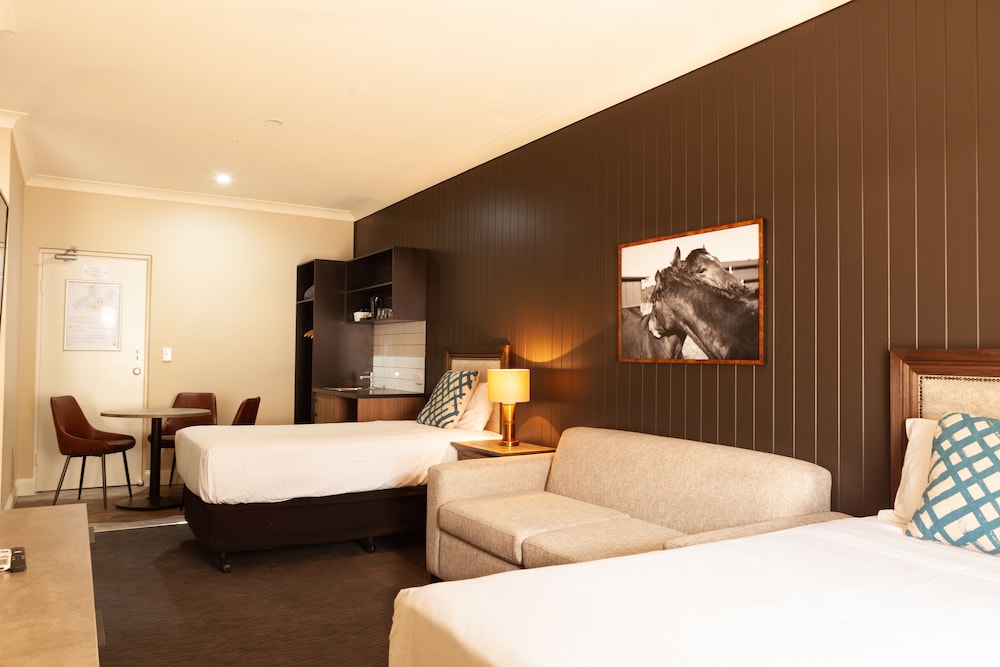 استوديو عائلي، Nightcap At Archer Hotel 13/16
