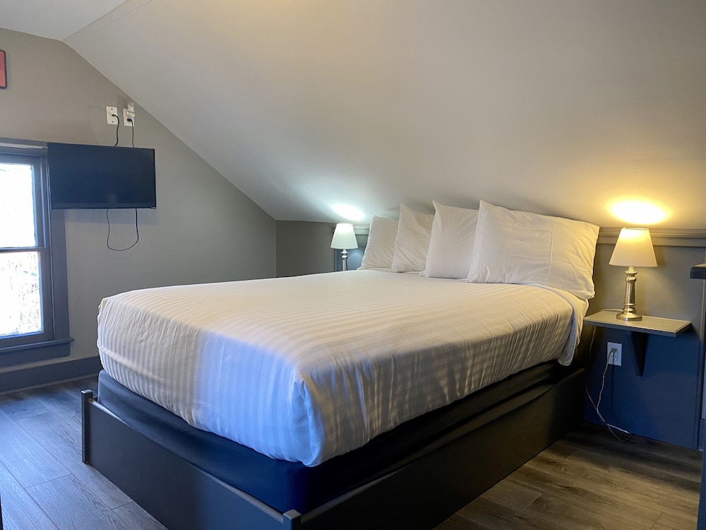 Captain Wohlt Inn Bed Breakfast 8/76