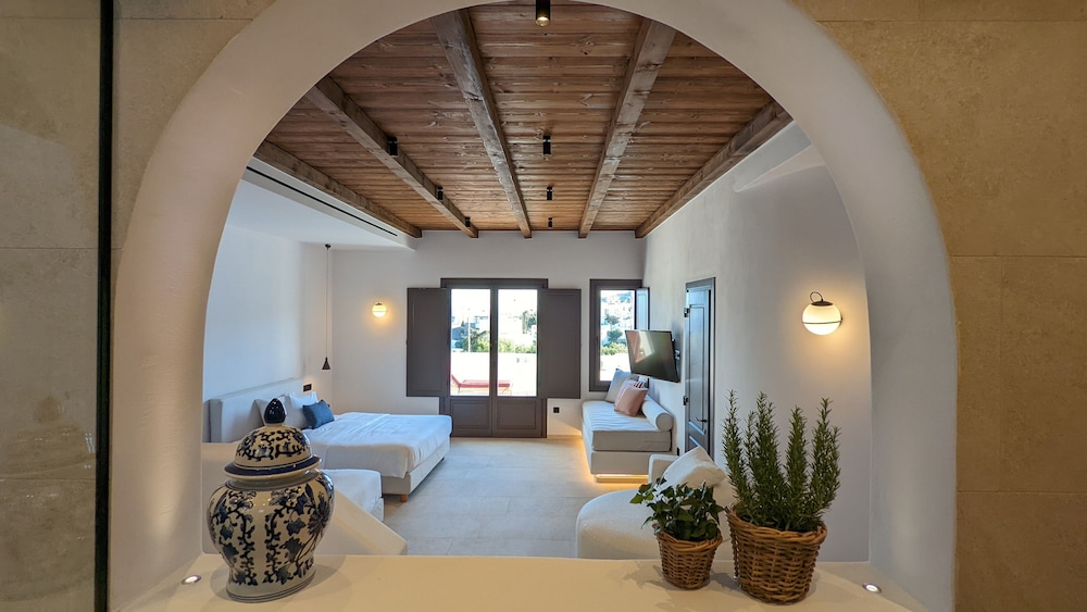 Pelican Bay Art Hotel 45/63