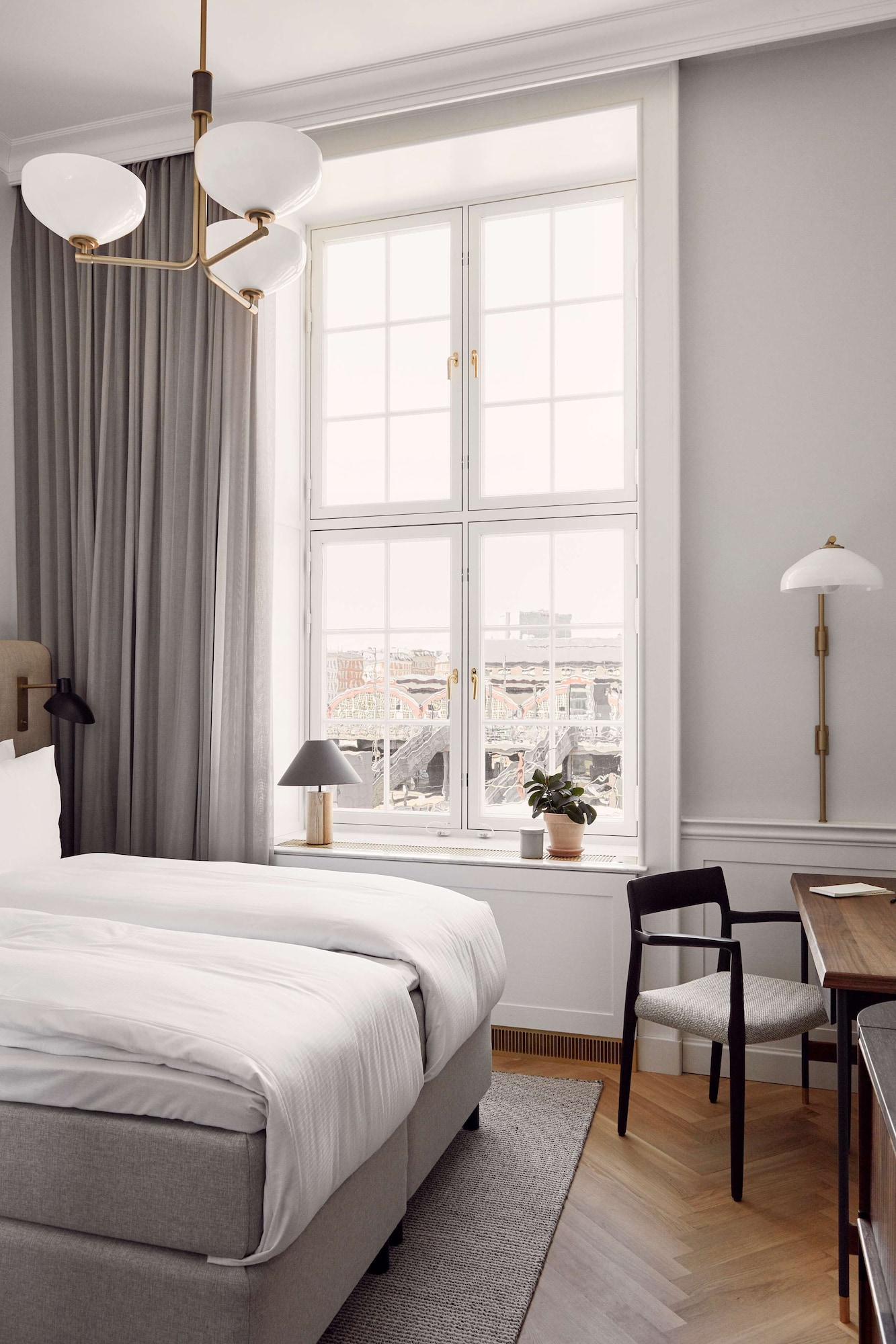 STANDARD, QUEEN BED