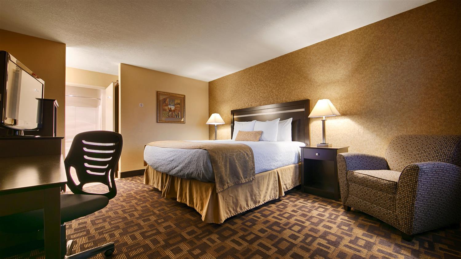 غرفة بسرير كينج يُسمح فيها بالحيوانات الأليفة، Best Western Plus Pleasanton Inn 6/8