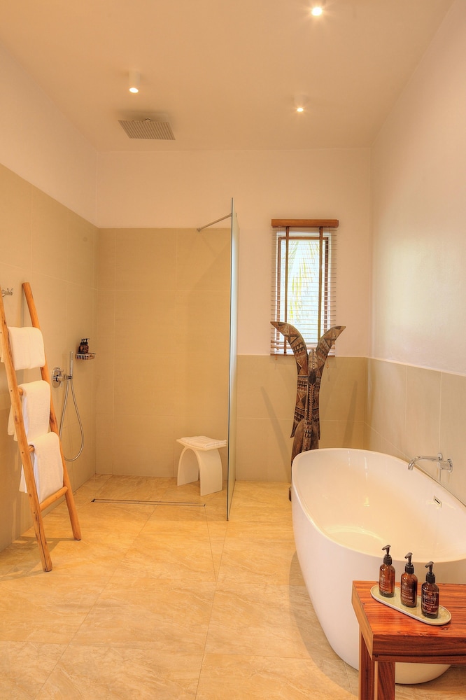 Deluxe, King Bed, Hot Tub, Zanzibar White Sand Luxury Villas Spa 8/9