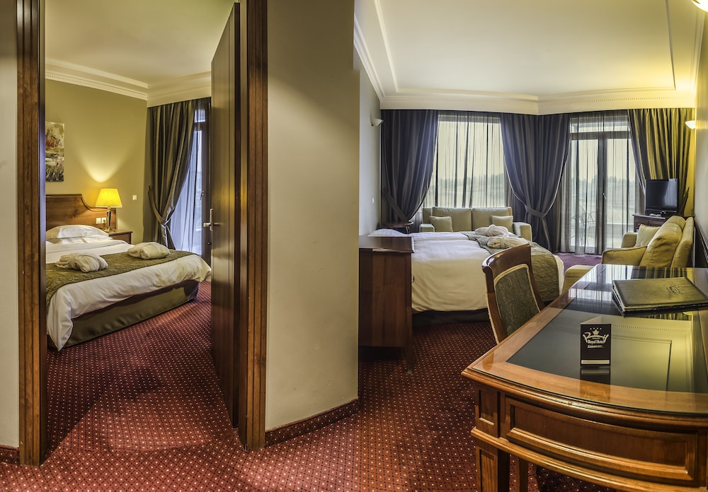 ROYAL HOTEL 16/68