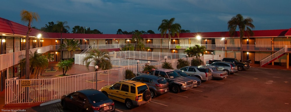 Express Inn & Suites - 5 Miles from St Petersburg Clearwater Airport 35/43