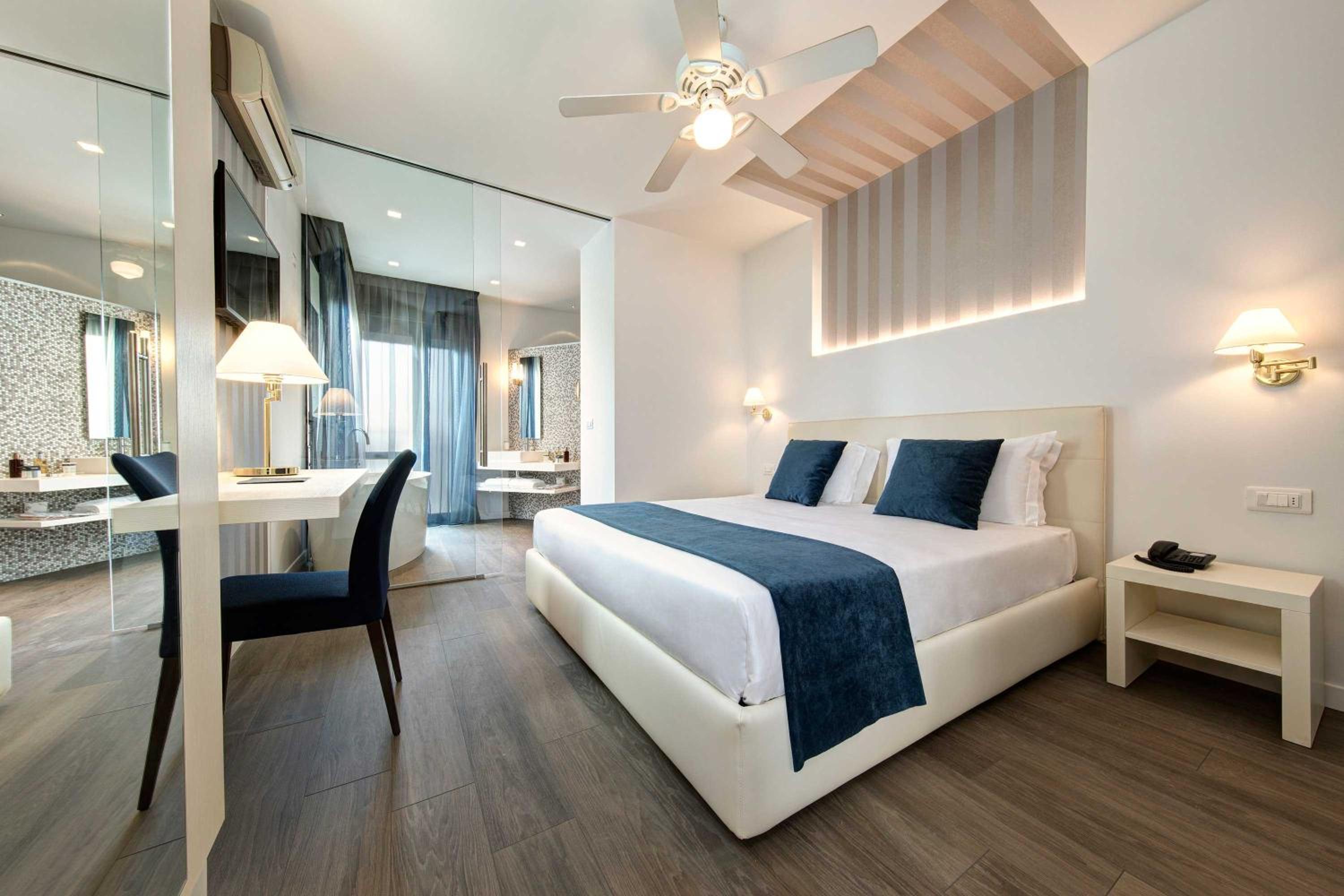 Suite, Balcony