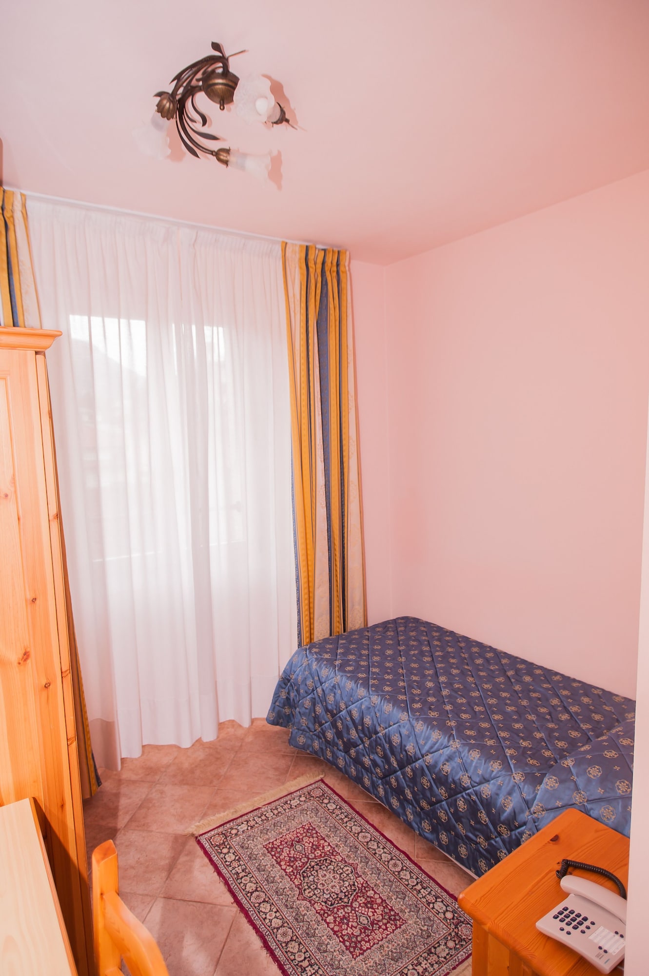 ROOM, SINGLE