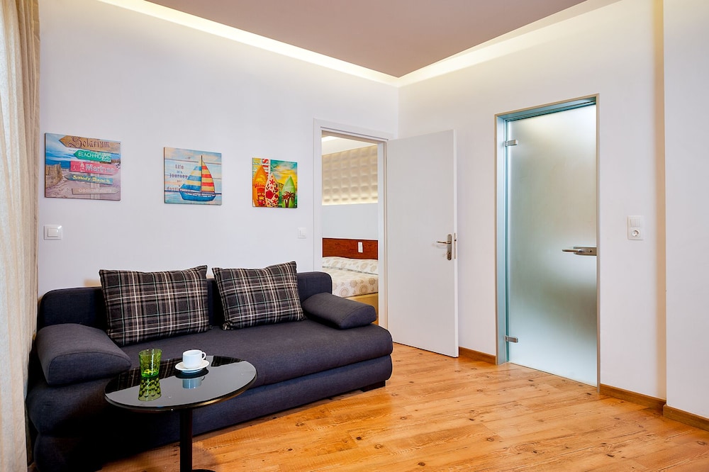Elina Hotel Apartments 53/79