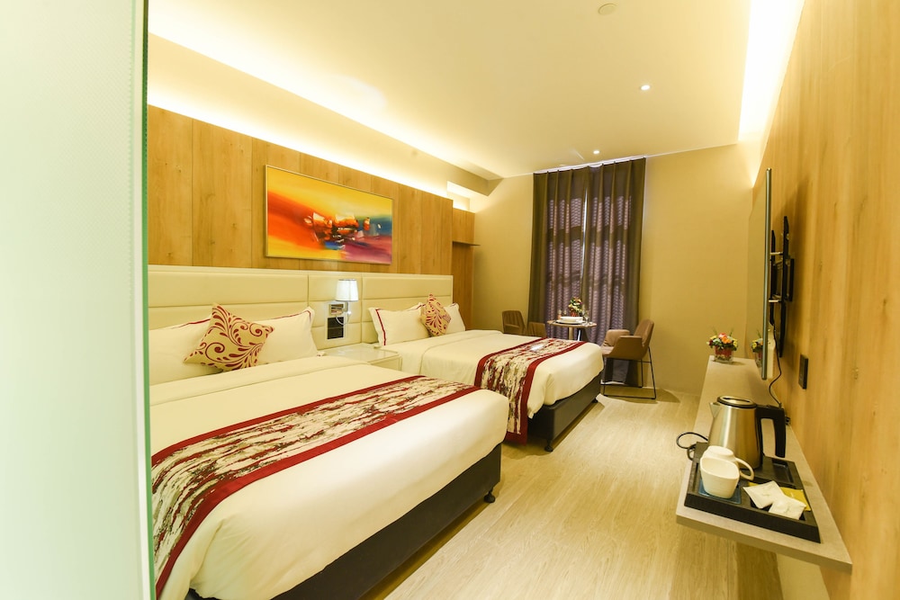 Red Hotel Cubao 15/64