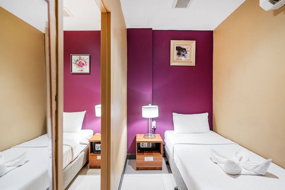 CONNECTING, TWIN BEDS, NO WINDOW