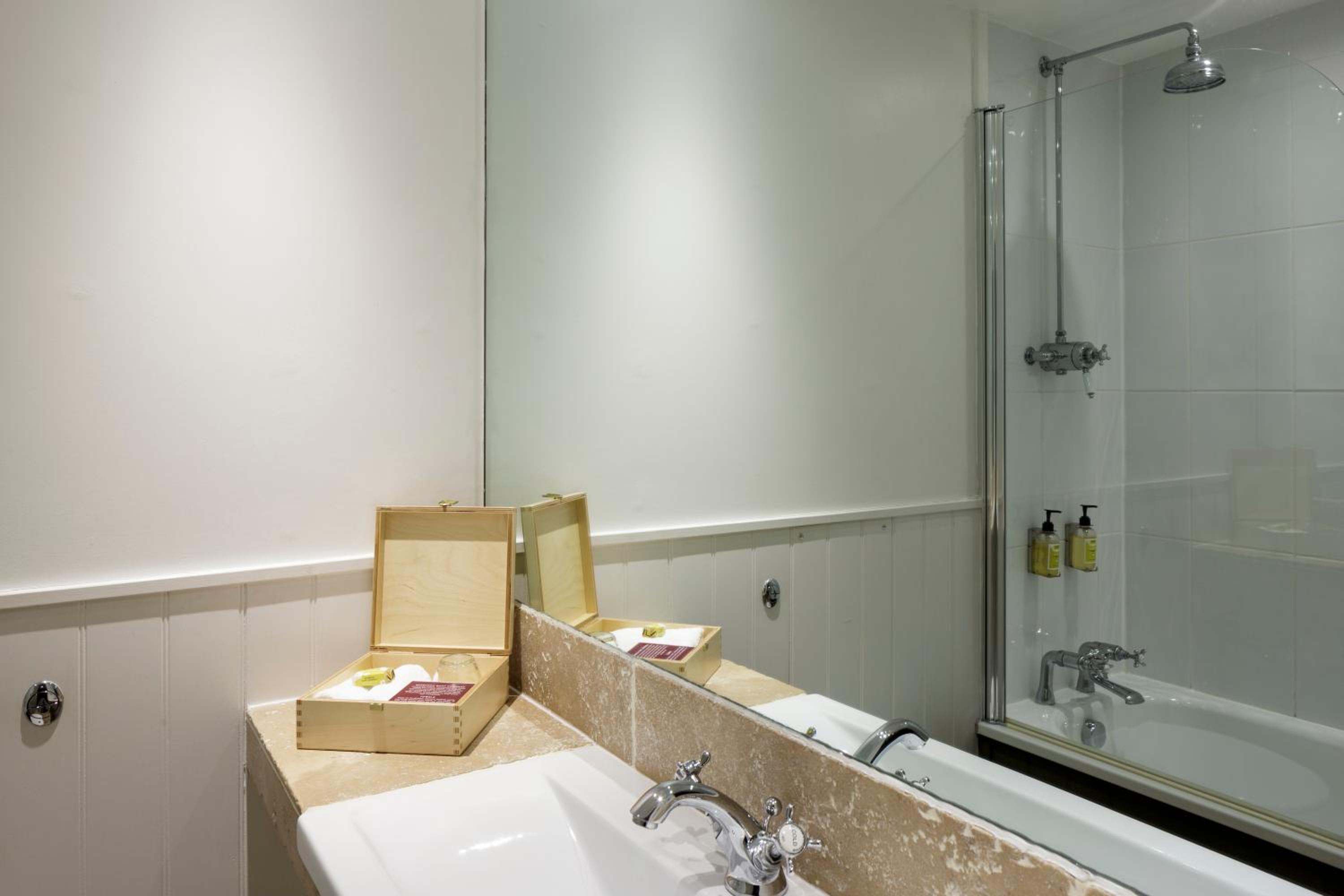 Classic, Double Bed, Westmorland Hotel 3/3