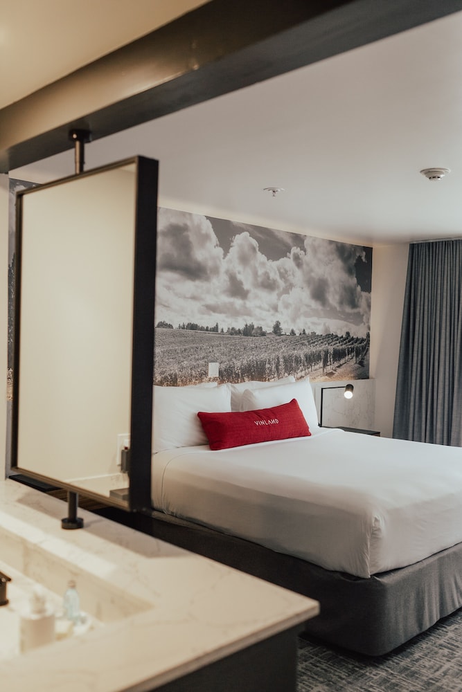 Vinland Hotel and Lounge 46/71