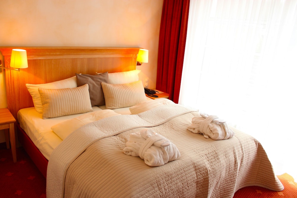 2 Bedrooms, Suite, Queen and Twin Beds, Patio