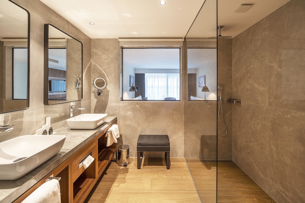 Riva Luxury Hotel 7/69