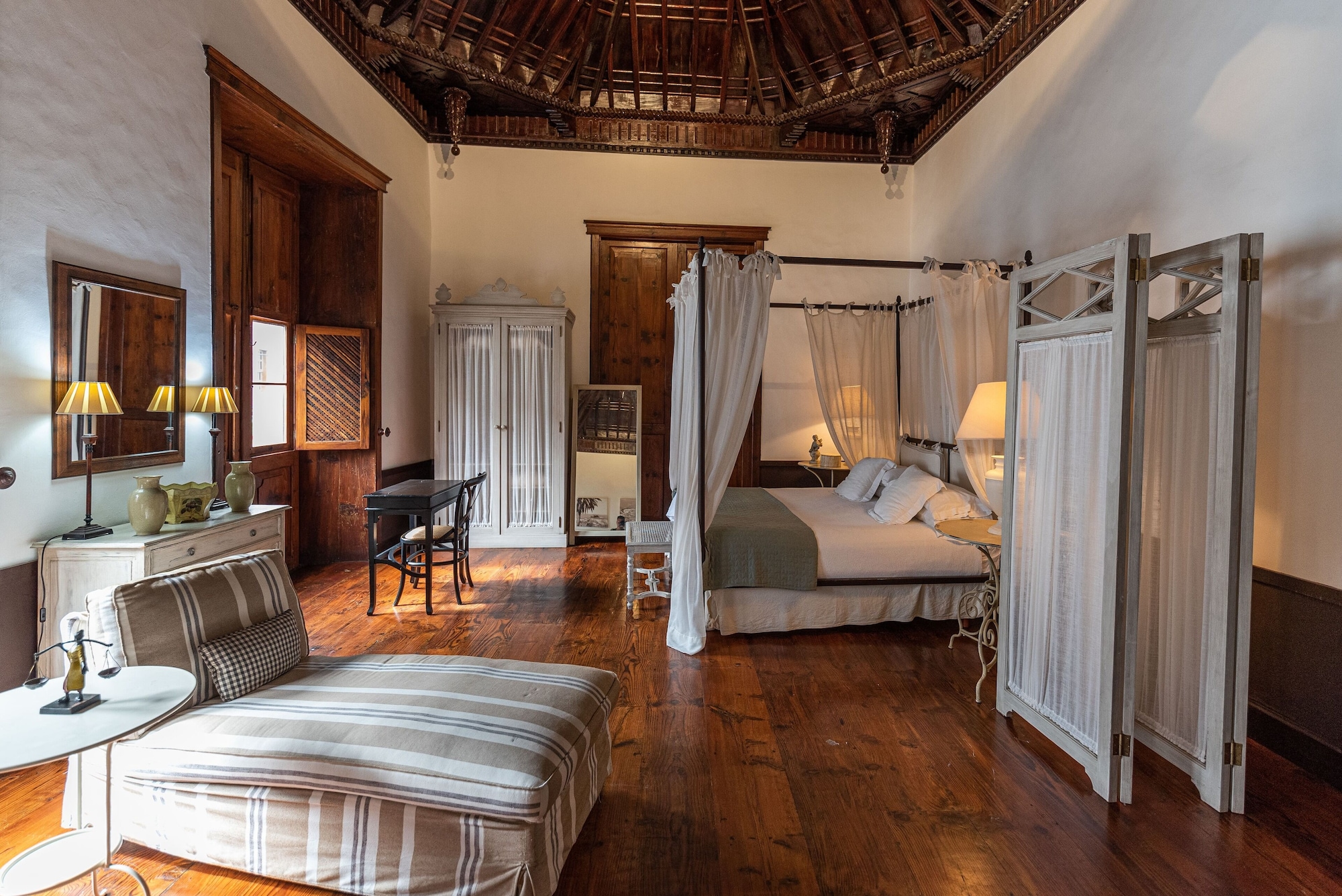 Suite, Queen Bed, Main Building