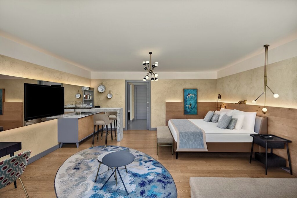 LAKE HOUSE SUITE SWIM-UP