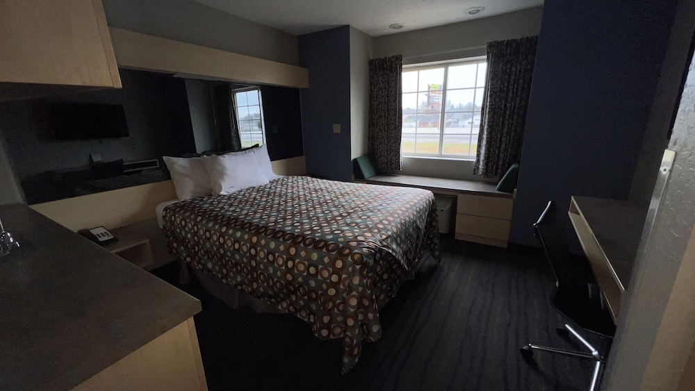SUITE, QUEEN BED, KITCHEN