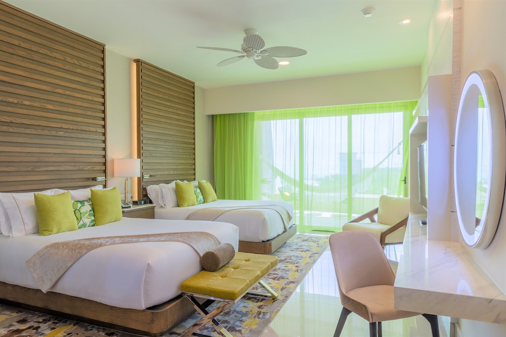 SWIM UP, JUNIOR SUITE, 2 QUEEN BEDS