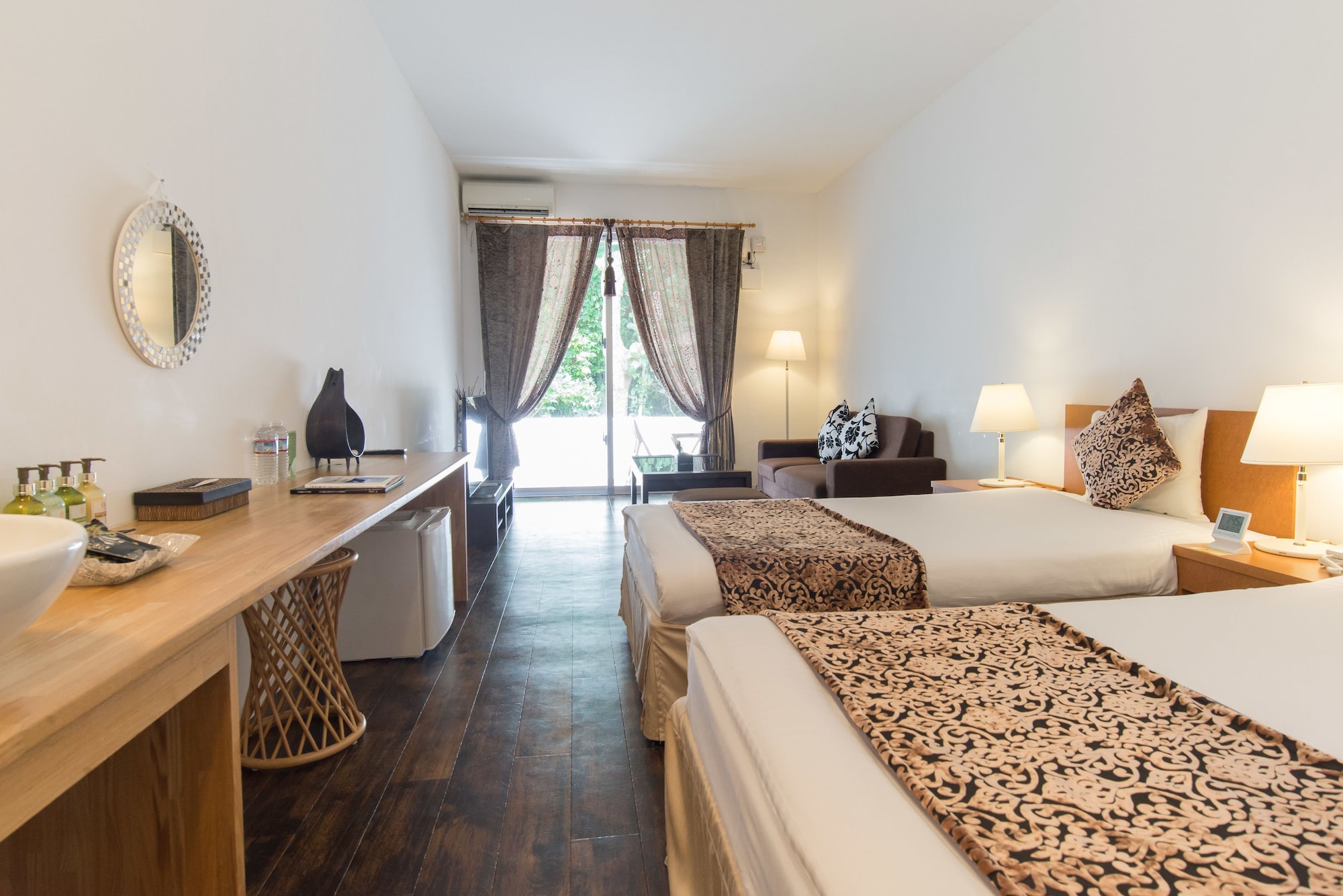 DELUXE, TWIN BEDS