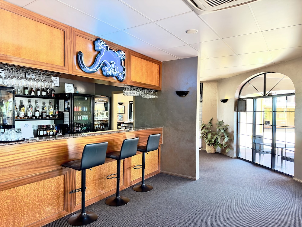 MACKAY RESORT MOTEL 54/65