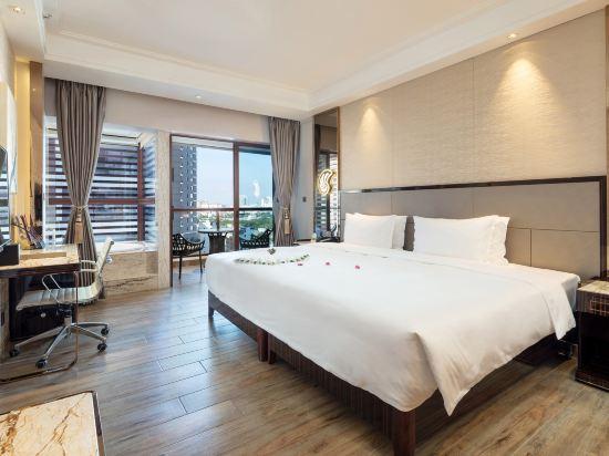 Smart, Deluxe, King Bed, with View, Balcony, Bathtub