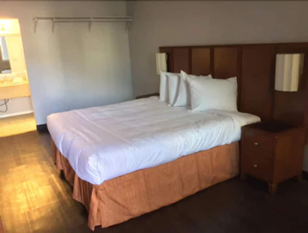Extend A Suites Phoenix, AZ 32/55