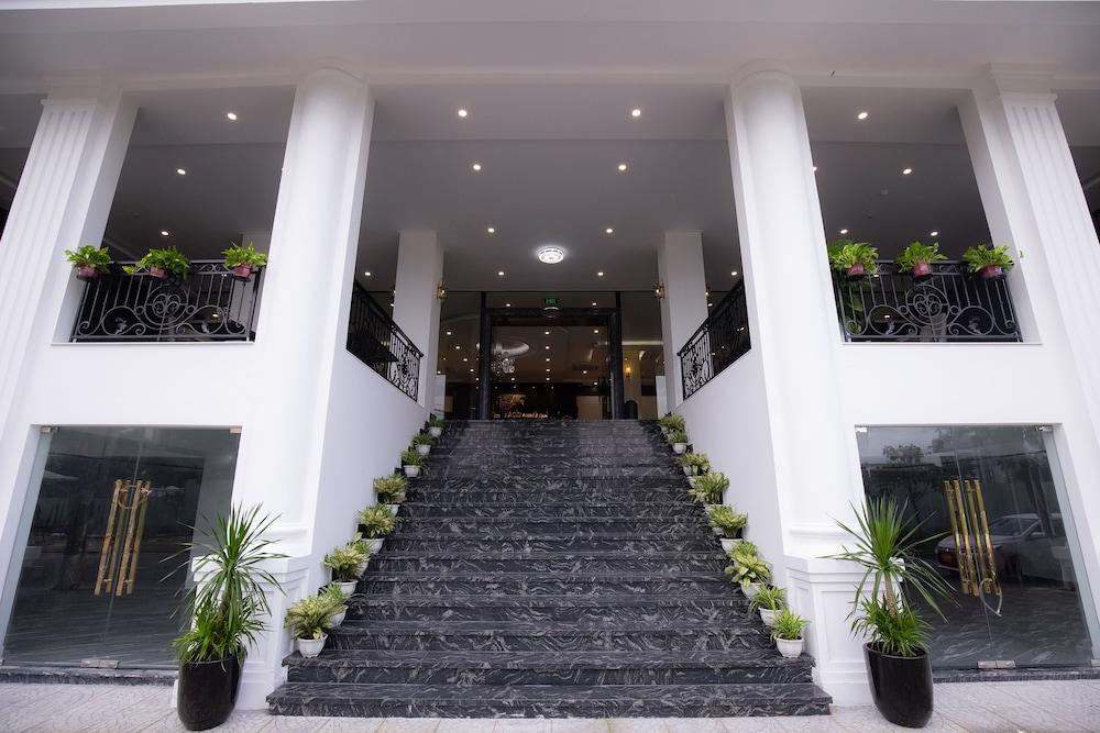 Monaco Hotel 5/49