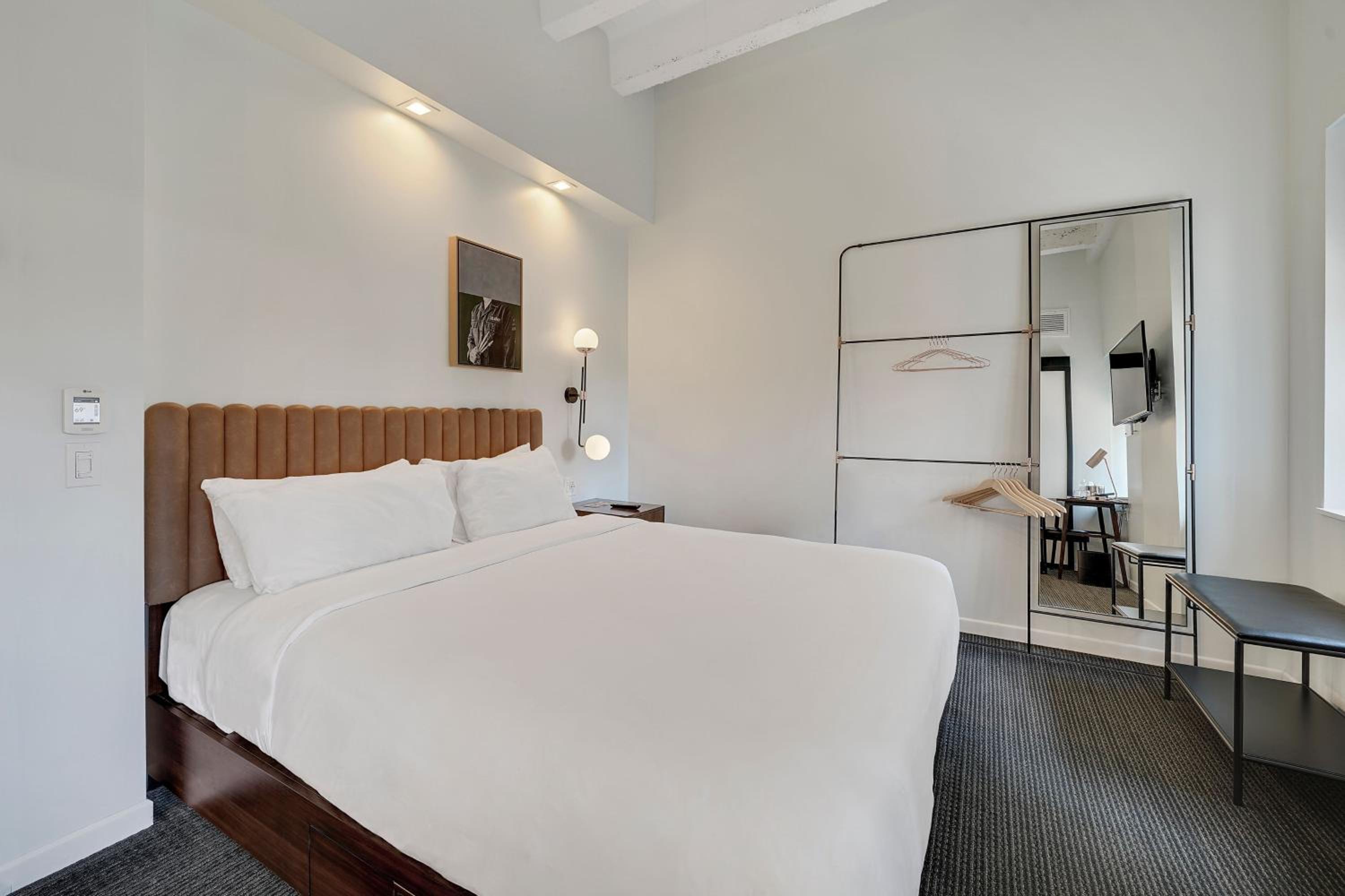 Petite, King Bed