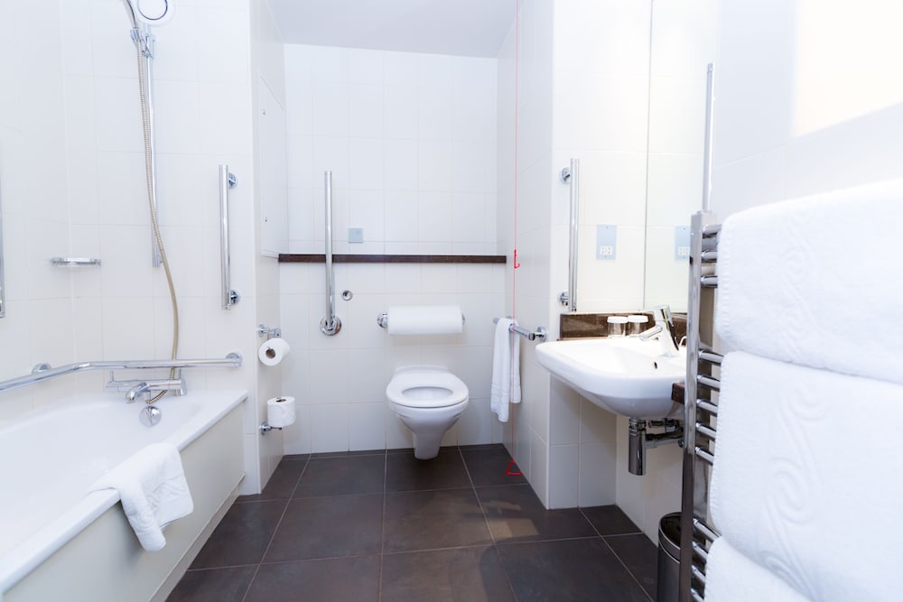 Crowne Plaza Ealing 22/76