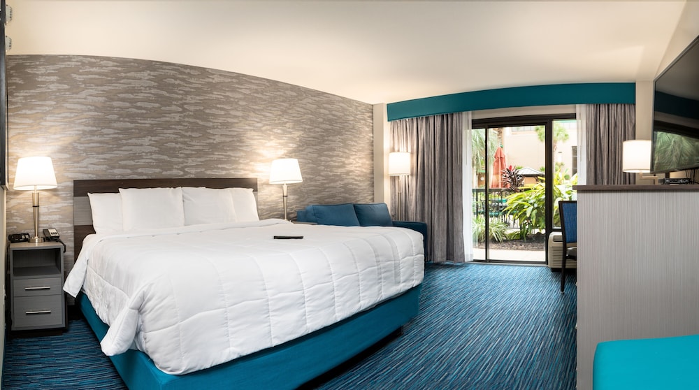 Deluxe, King Bed, Pool Side