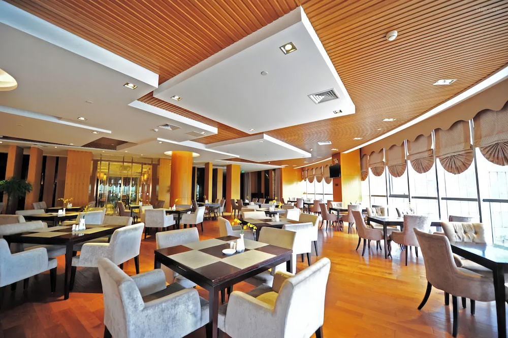 King Maker Grand Hotel 35/49
