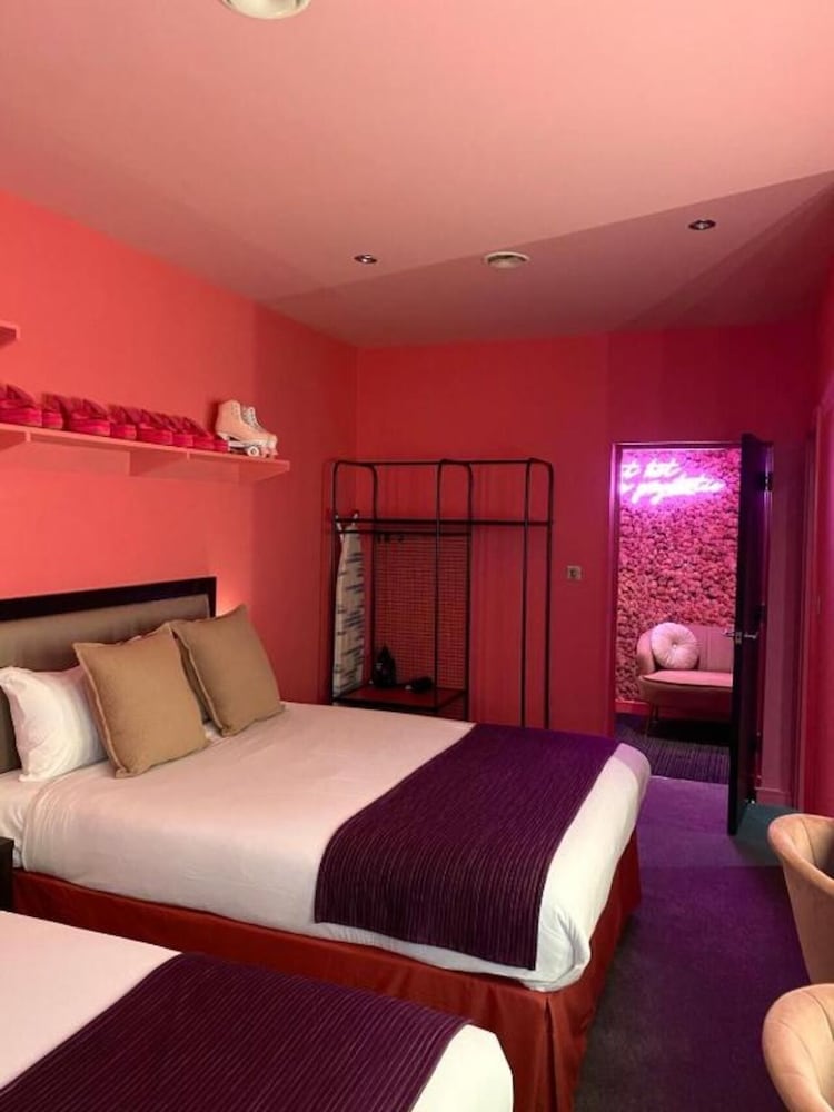 PINK, APARTMENT
