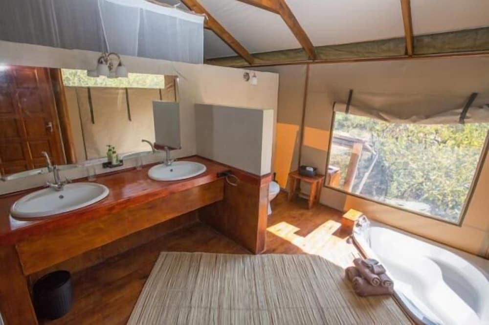 Lion Tree Top Lodge 34/36