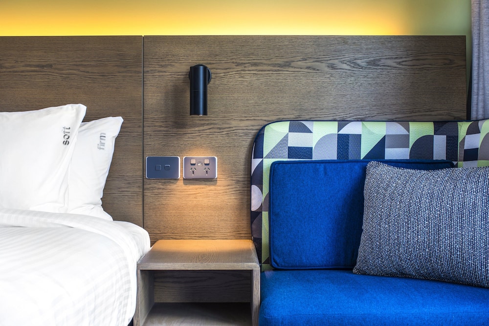 Holiday Inn Express Melbourne Little Collins 27/74