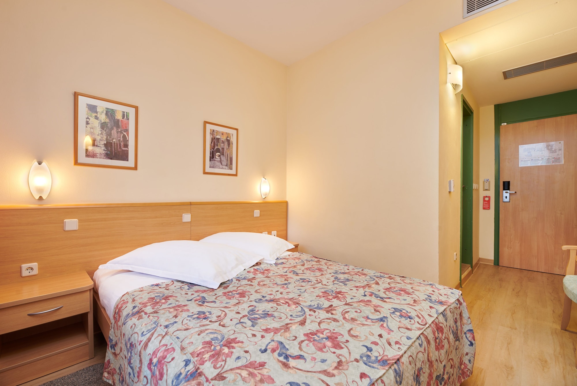 Economy, Single, Queen Bed, Park Side