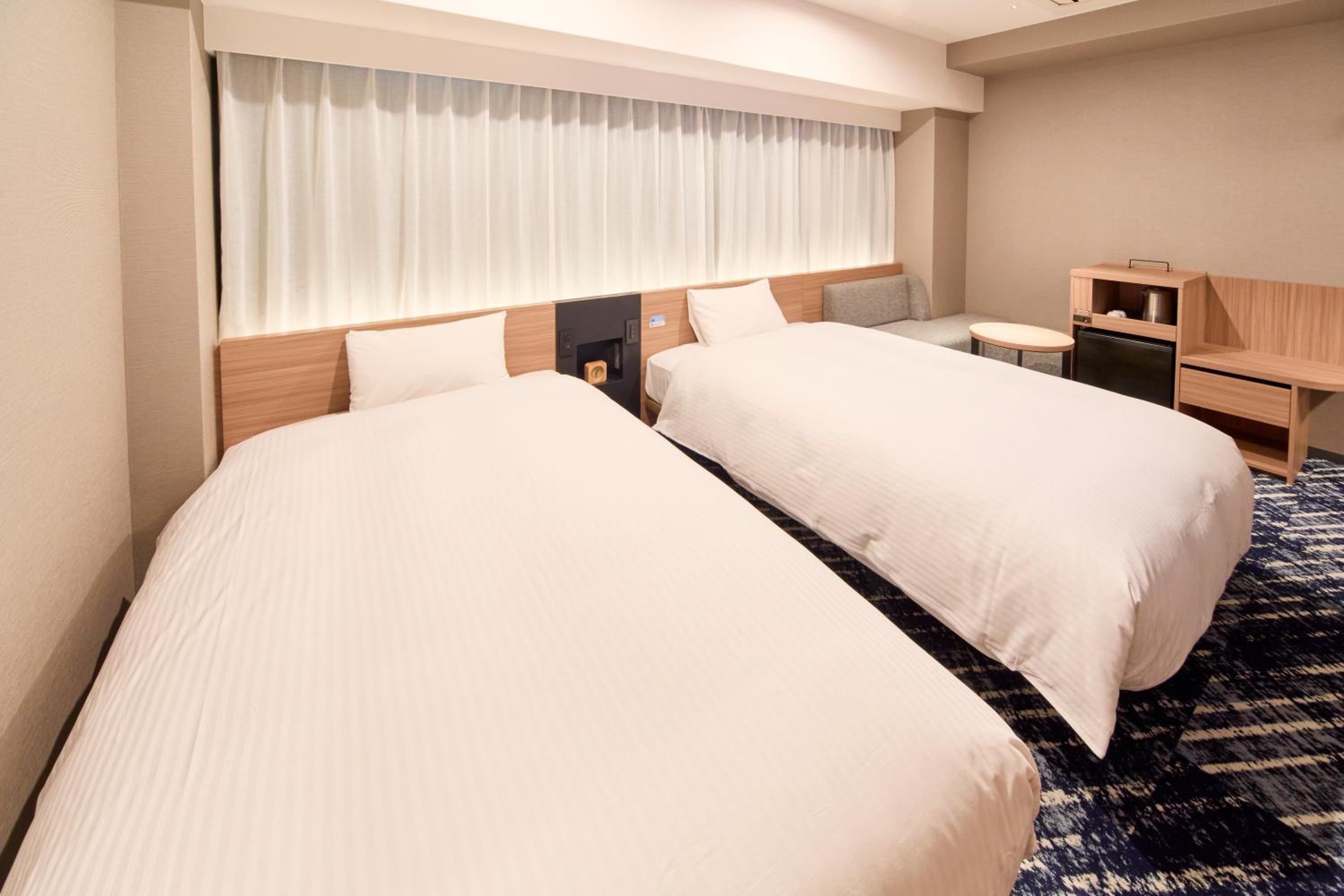 ROOM, TWIN BEDS