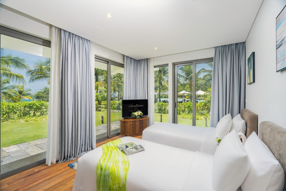 5 Bedrooms, Villa, Beach Front