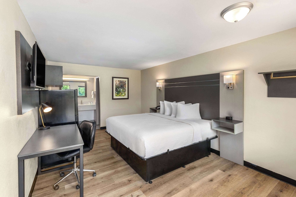 Baymont by Wyndham Dothan 18/48
