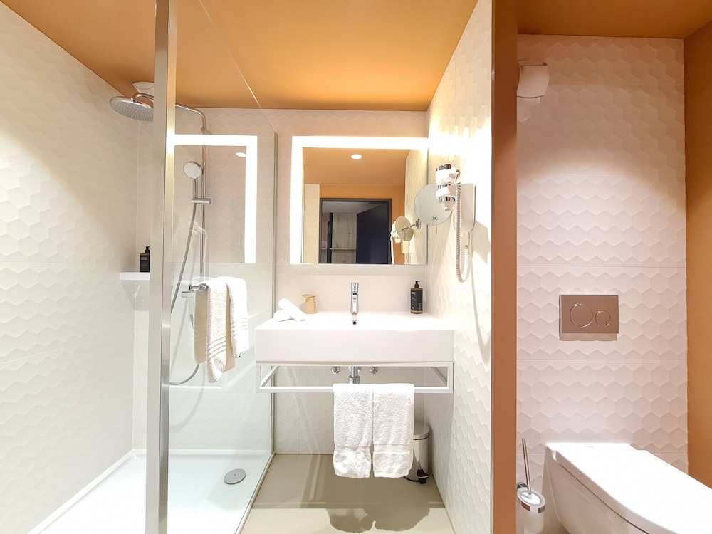 غرفة بريفيليج بسرير كينج، Mercure Hotel Delemont 4/4