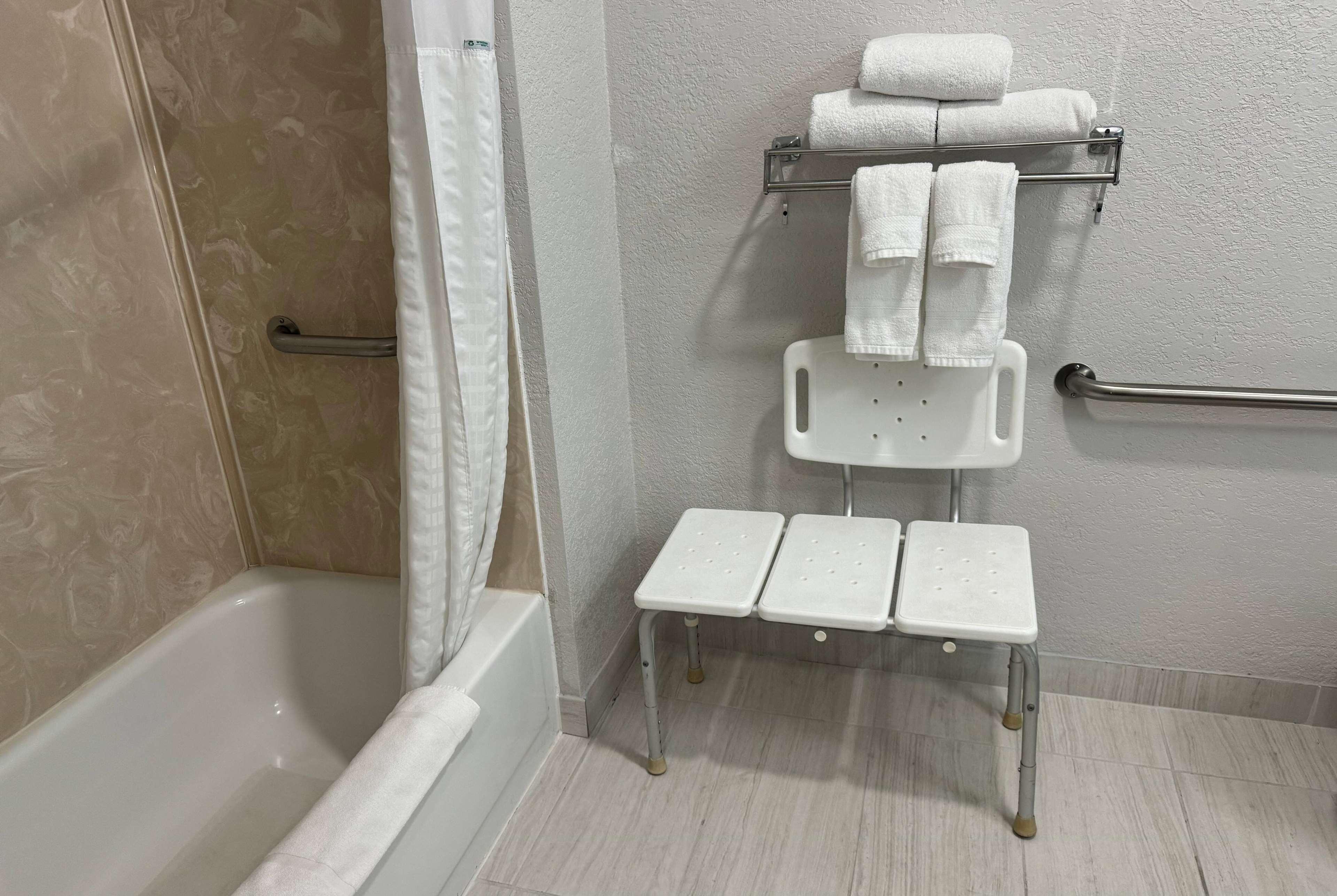 Room, Wingate By Wyndham Sioux City 7/7