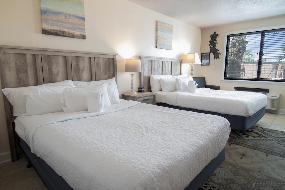 Lodge, 2 Queen Beds, Resort View