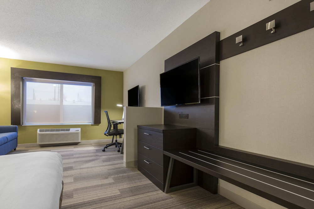 Holiday Inn Express and Suites Chicago West St Charles an IHG Hotel 22/72