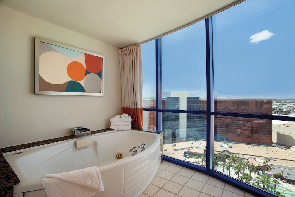 1 BEDROOM, PREMIER, SUITE, HIGH FLOOR, ACCESSIBLE