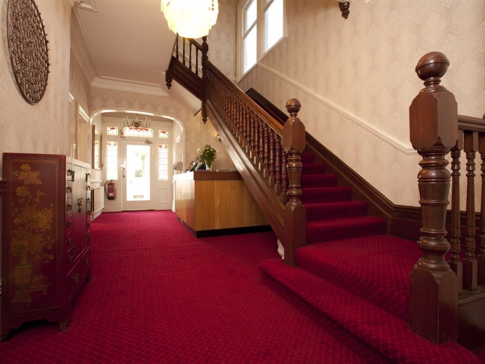 Denewood Hotel - Guest Accomodation 41/48