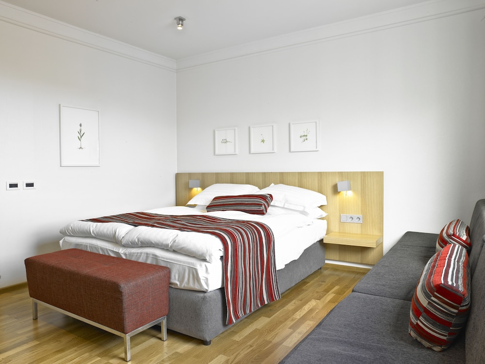 DELUXE, DOUBLE BED