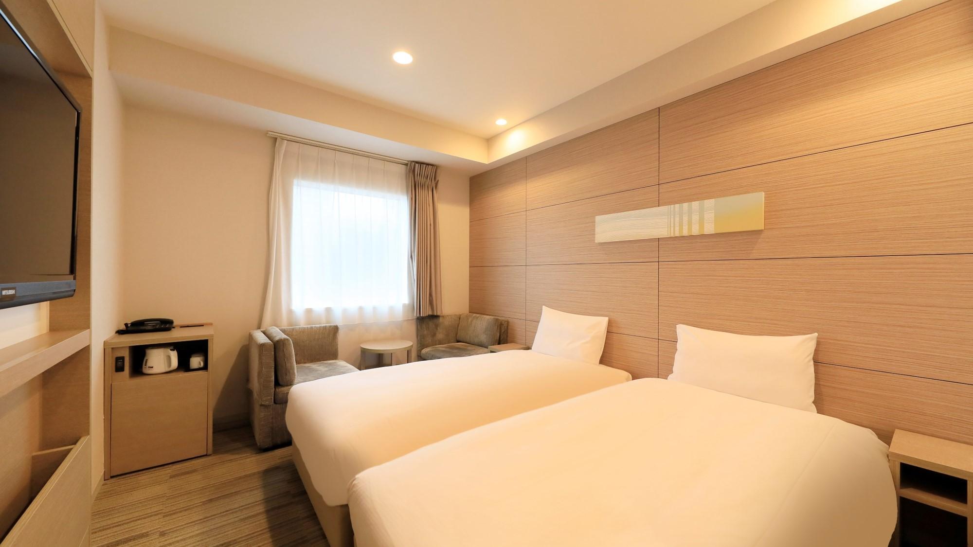 Economy, Twin Beds, Night View