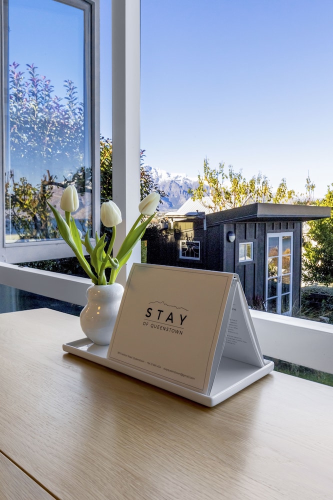 Stay of Queenstown 11/60