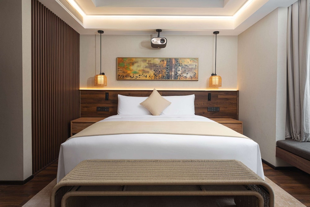 GARDEN, SUITE, KING BED, SOFA, SMOKING