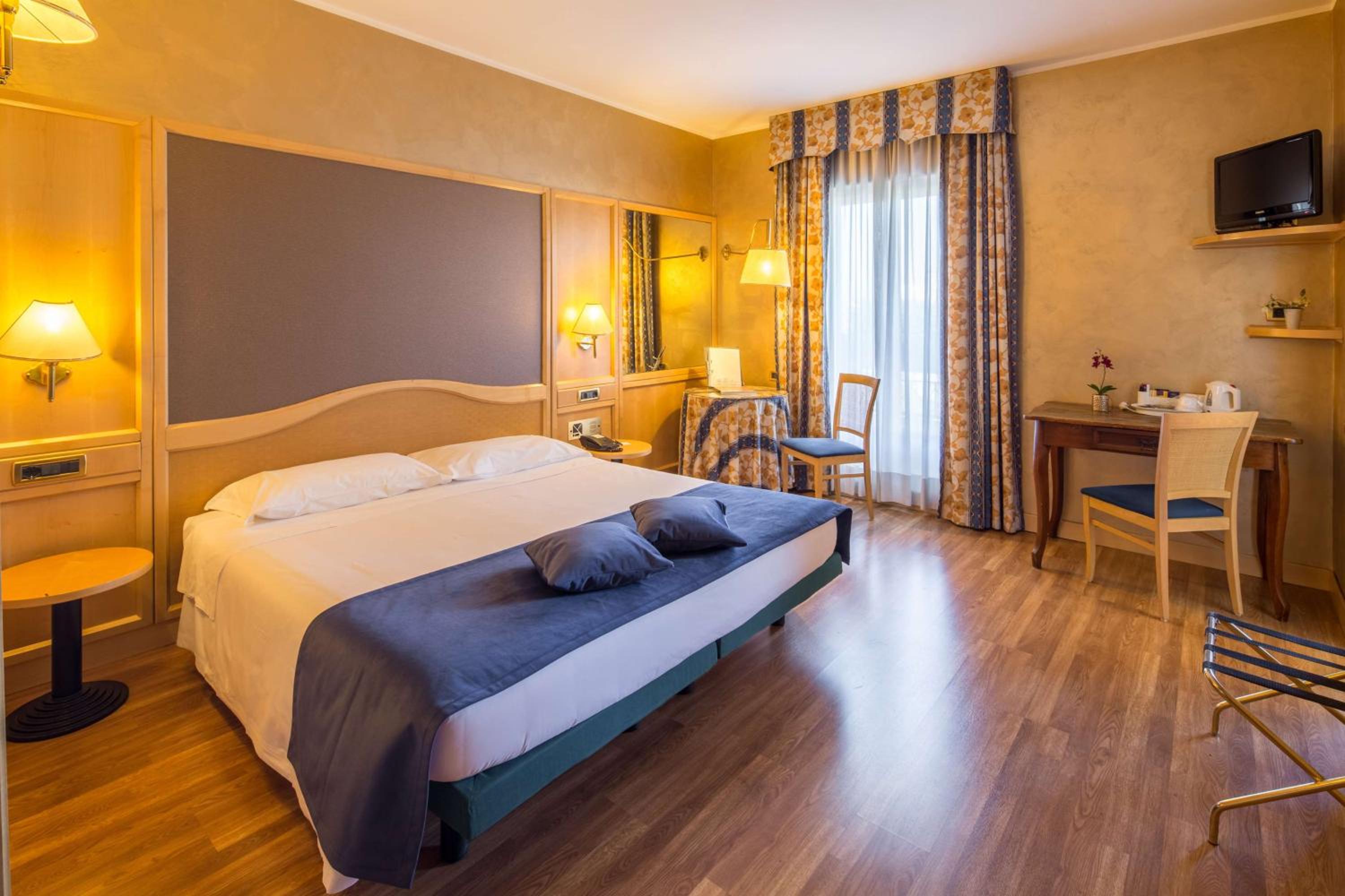 Superior, Queen Bed, with View, Best Western Hotel Luxor 6/10