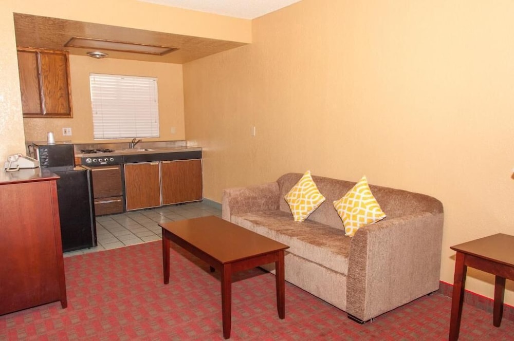 Pacific Inn And Suites 8/50