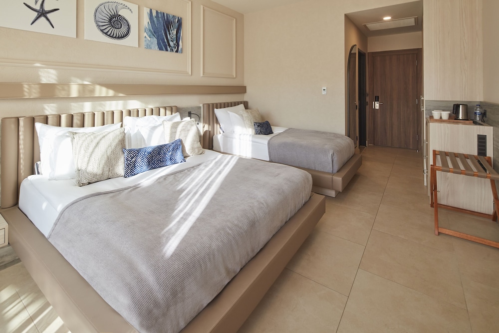 DELUXE POOL VIEW ROOM
